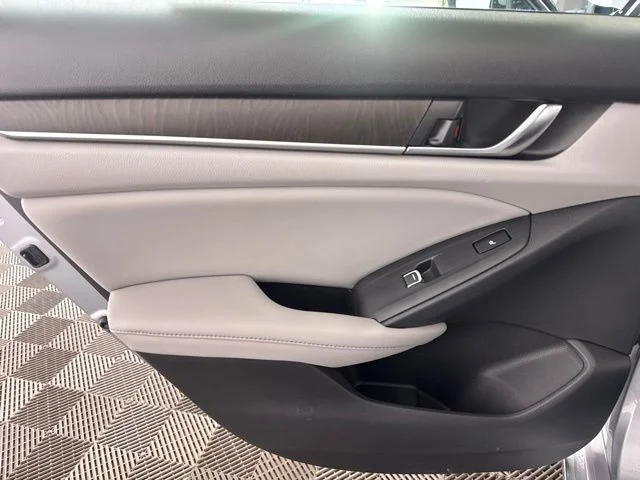 Used 2018  Honda Touring image 23