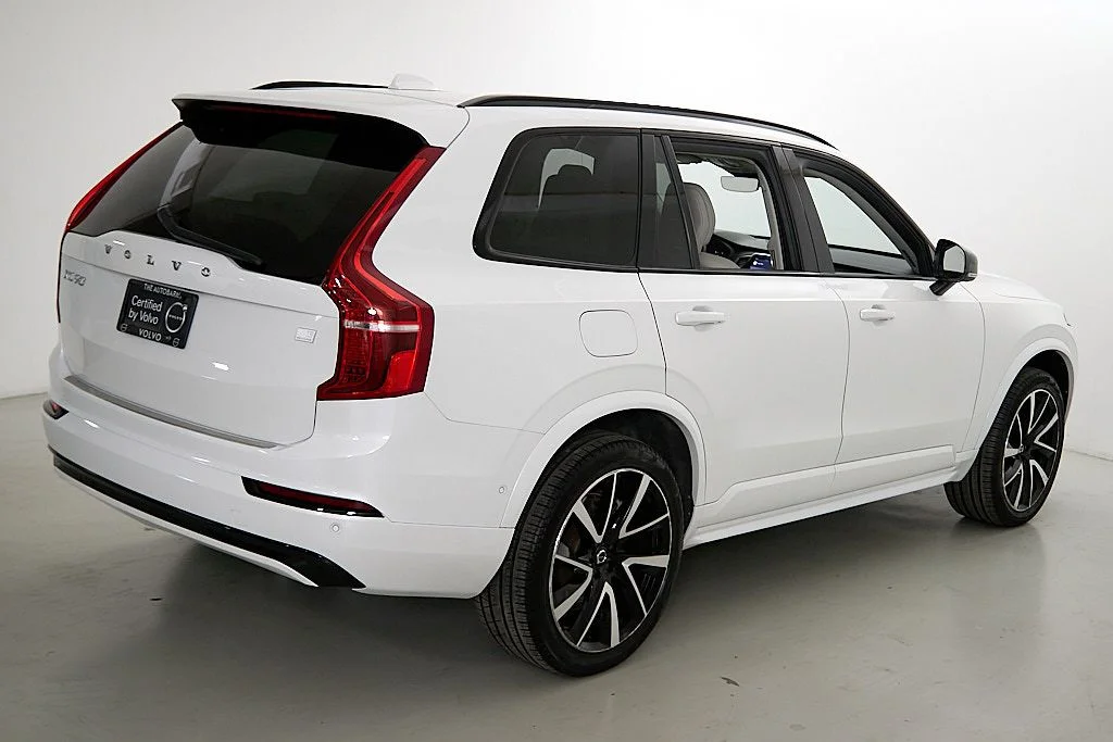 New 2023 Crystal White Volvo Plus image 9