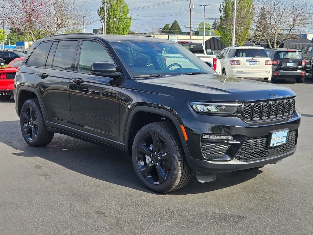 New 2025 Diamond Black Crystal Pearl-Coat Exterior Paint Jeep Limited image 8