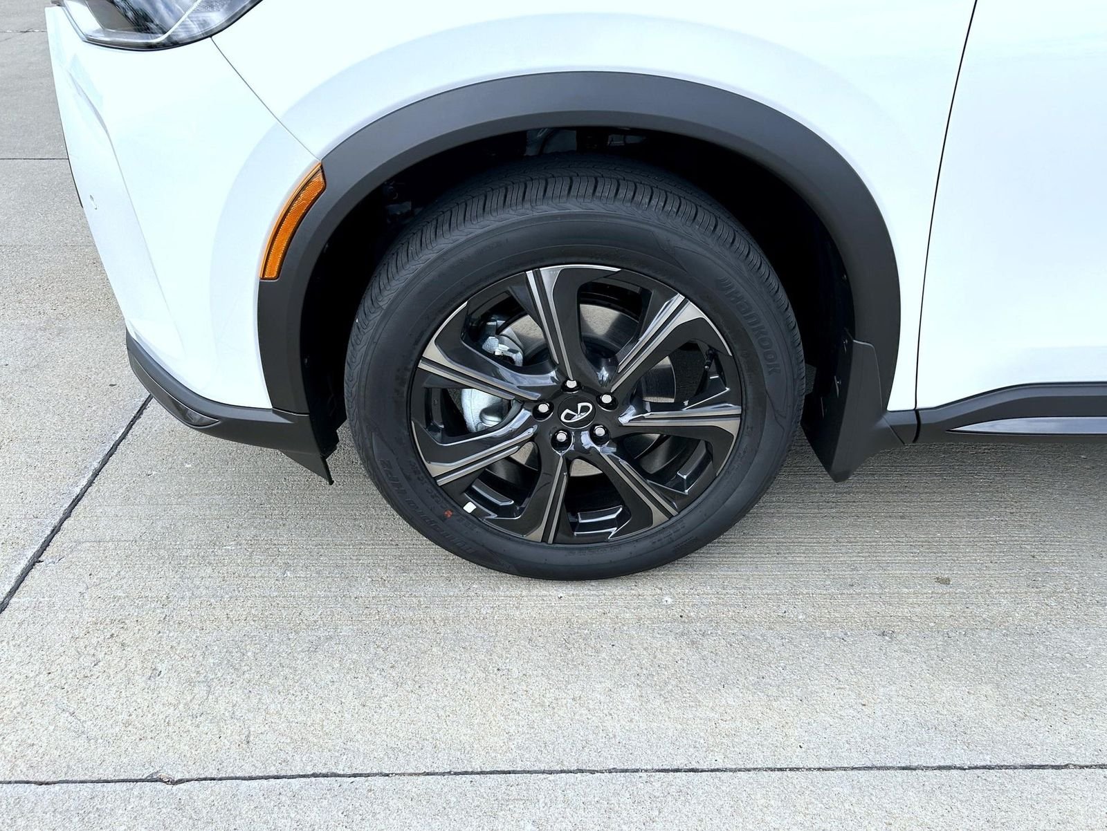 New 2027 2T RAD WHT INFINITI Autograph AWD image 24