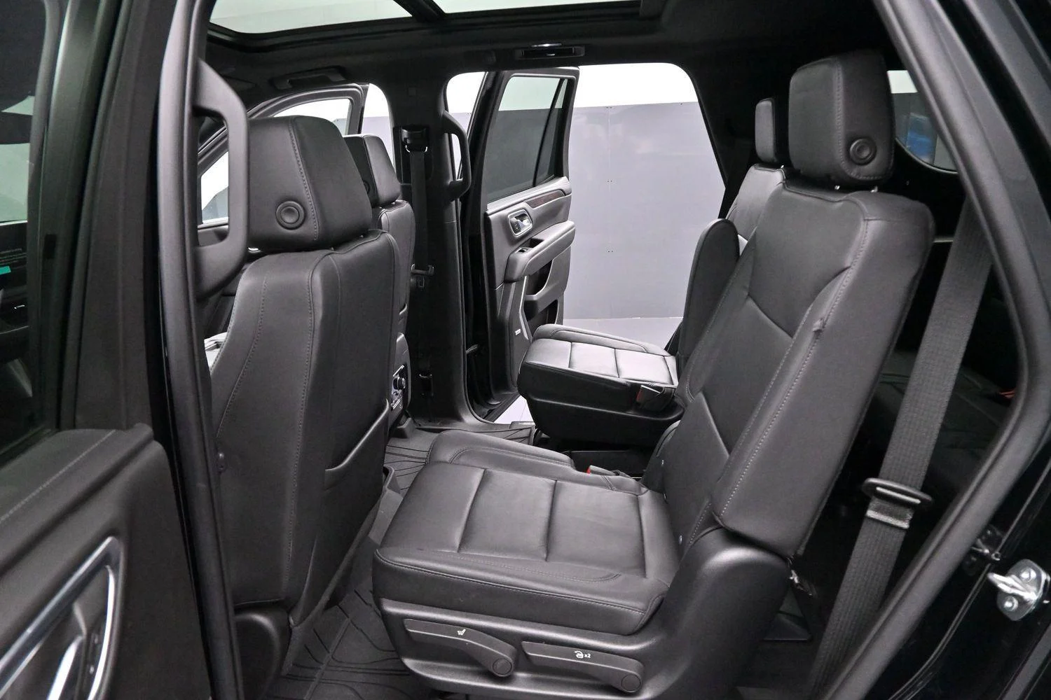 Used 2023 Black Chevrolet Z71 image 30