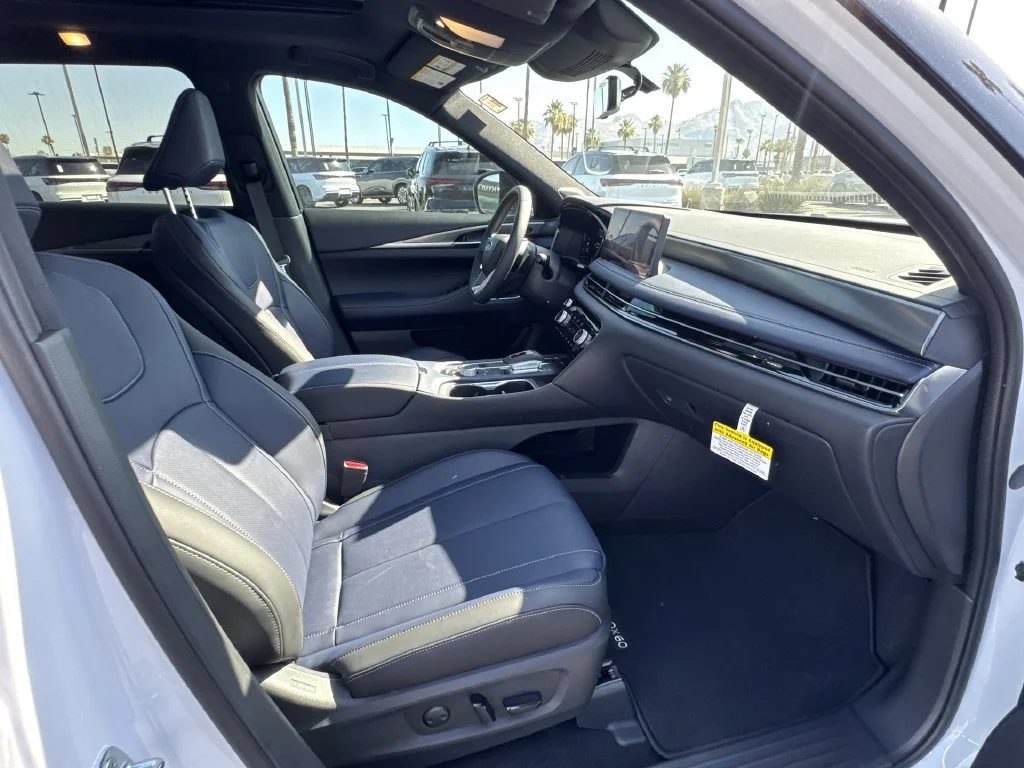 New 2027 2T RAD WHT INFINITI Sport AWD image 13