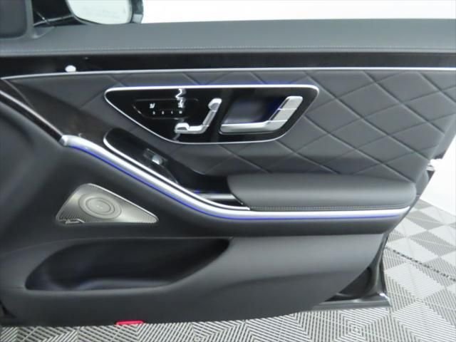 New 2026 Obsidian Black Metallic Mercedes-Benz S 580e image 27