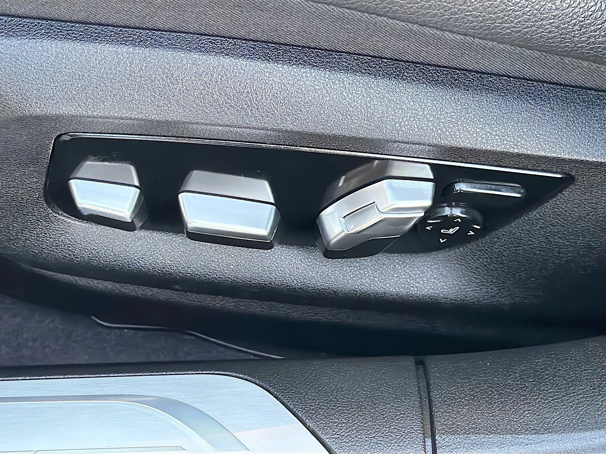 Used 2020 Dark Graphite Metallic BMW 740i image 25