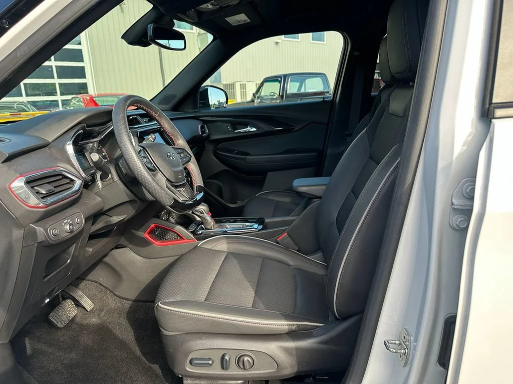 Used 2023 SUMMIT WHITE Chevrolet RS image 17