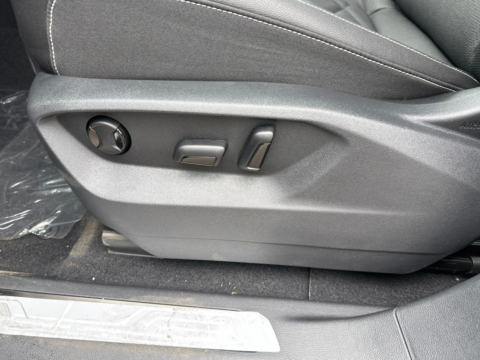 New 2026 Black Volkswagen 2.0T SE w/Technology image 13