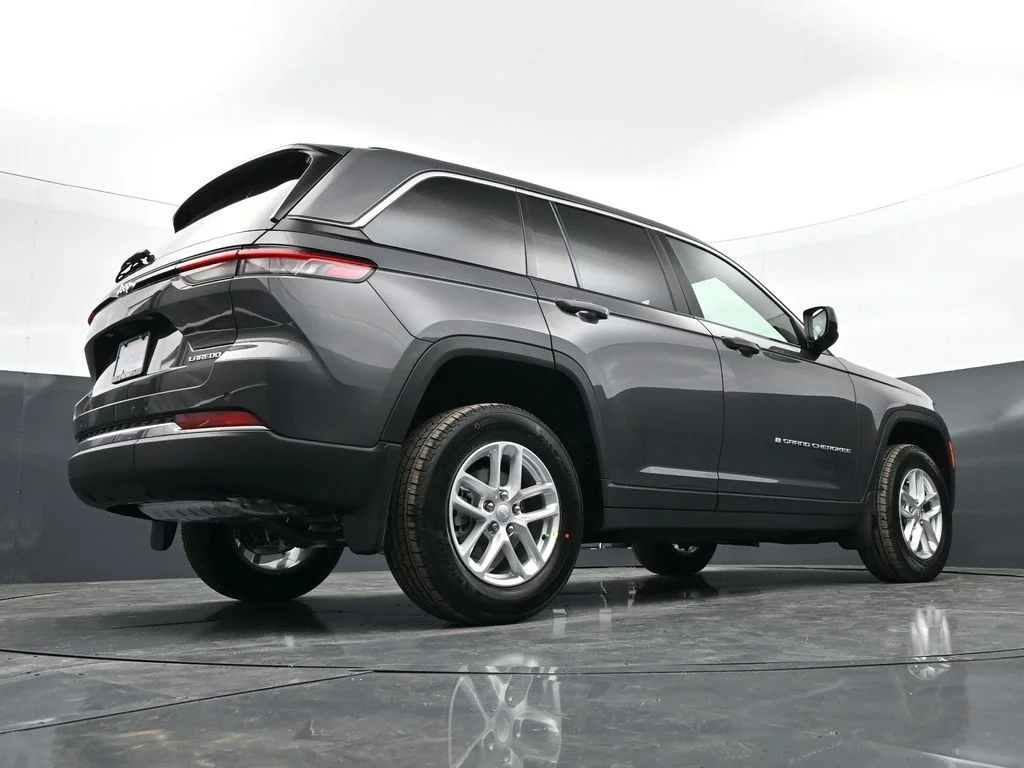 New 2026 Baltic Gray Metallic Clear-Coat Exterior Paint Jeep Laredo X image 39