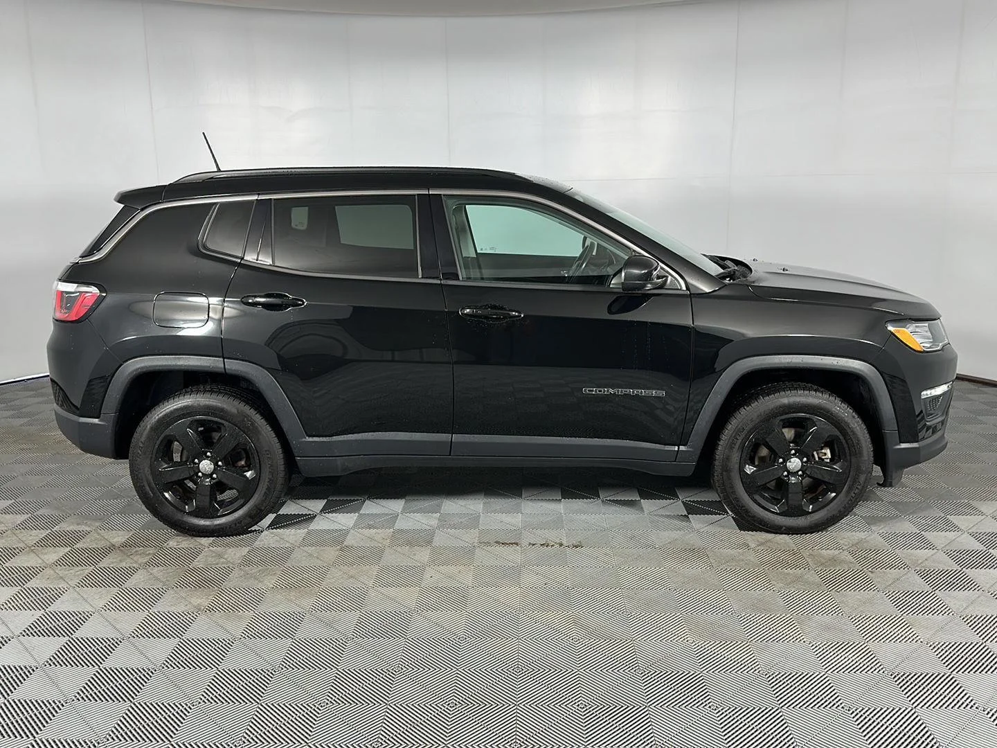 Used 2020 Diamond Black Crystal Pearlcoat Jeep Latitude image 24