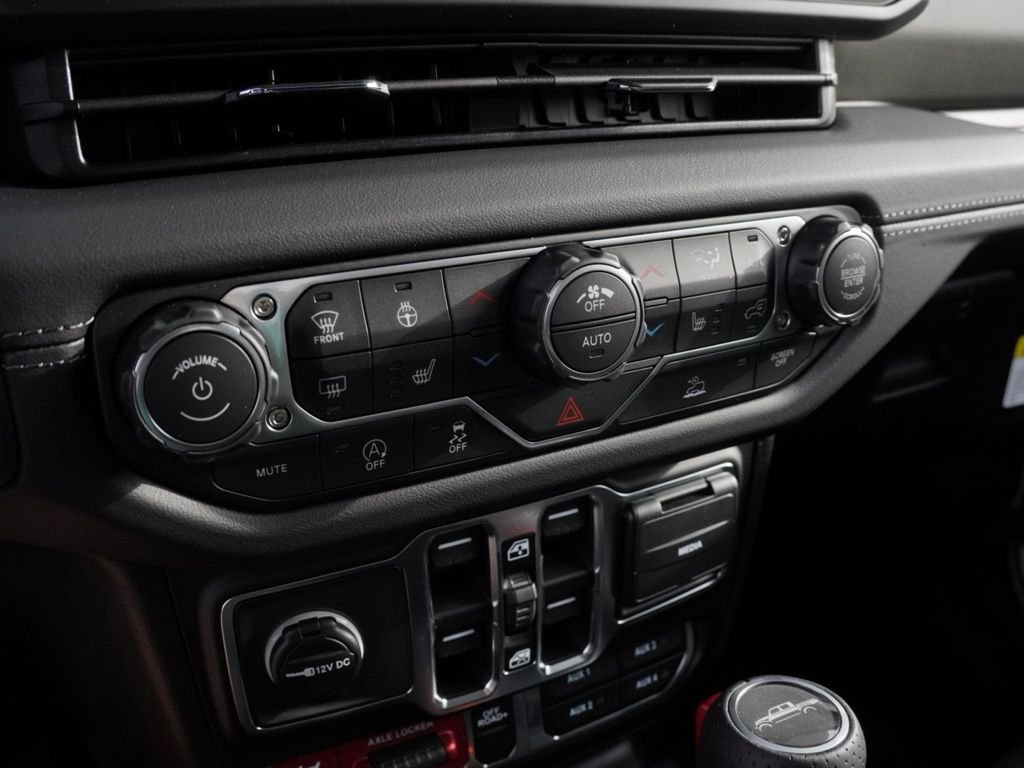 New 2026 Bright White Clear-Coat Exterior Paint Jeep Mojave image 14