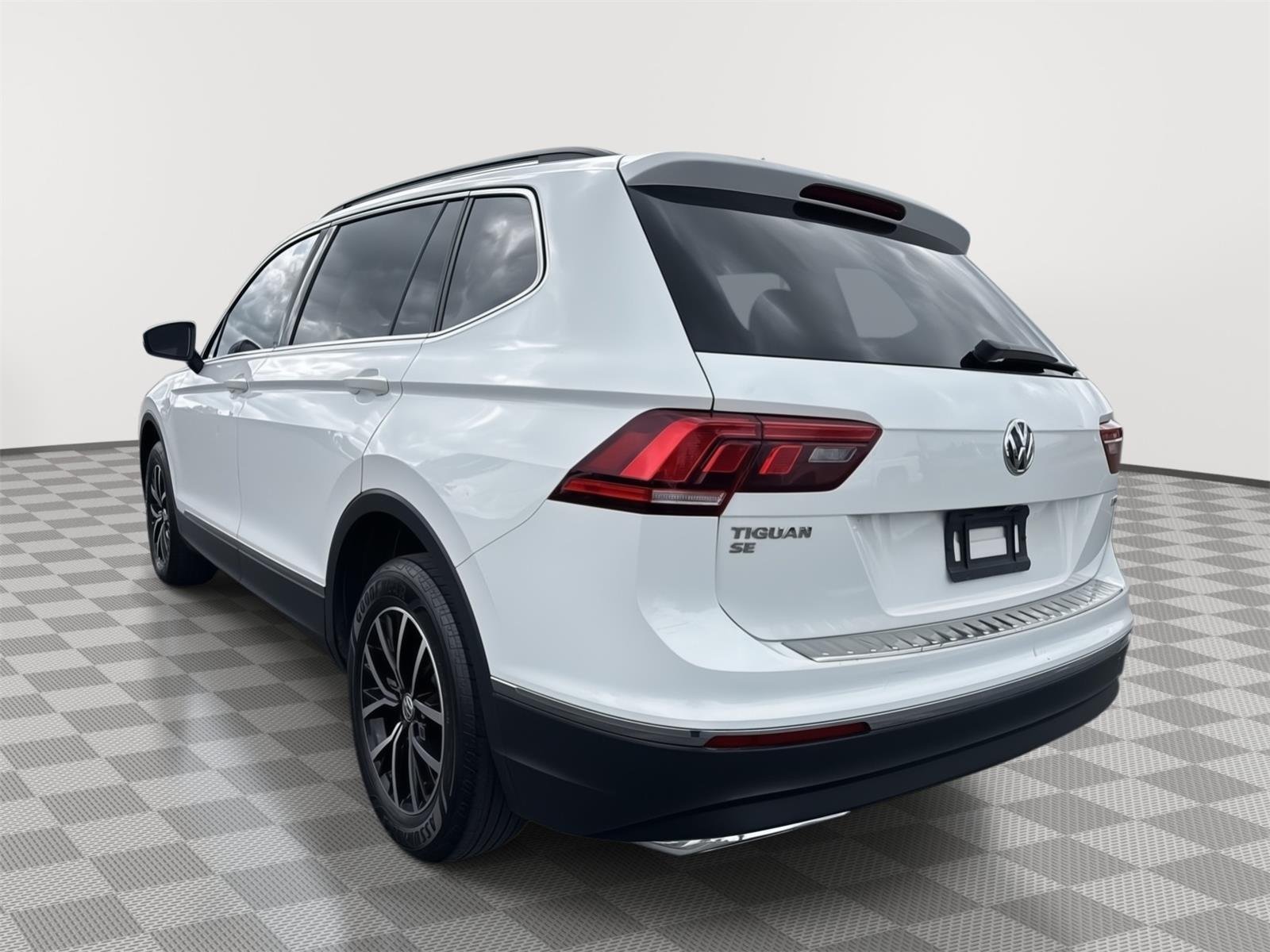 Used 2021 Pure White Volkswagen SE image 12