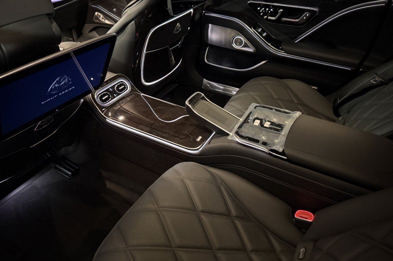 New 2027 MANUFAKTUR Moonlight White Metallic Mercedes-Benz Maybach S 580 4MATIC® Sedan image 10