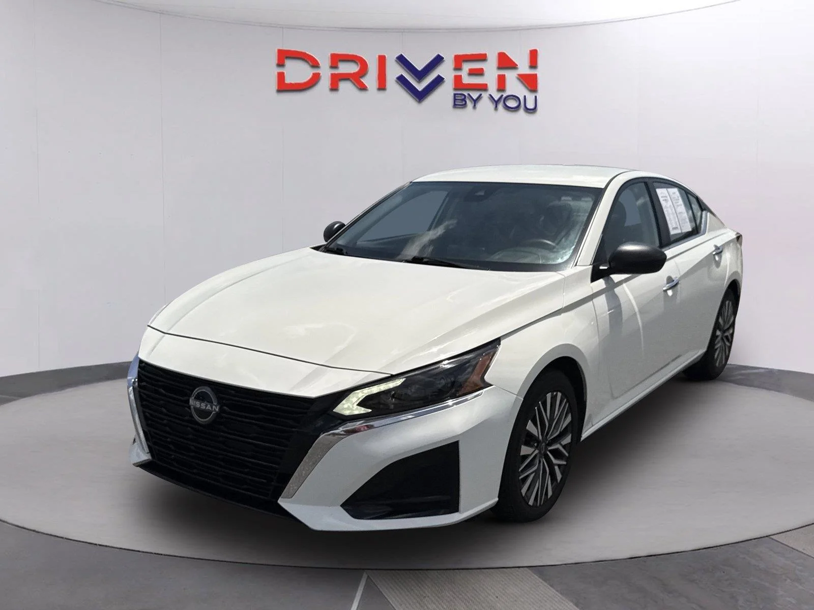 Used 2025 Glacier White Nissan SV image 8