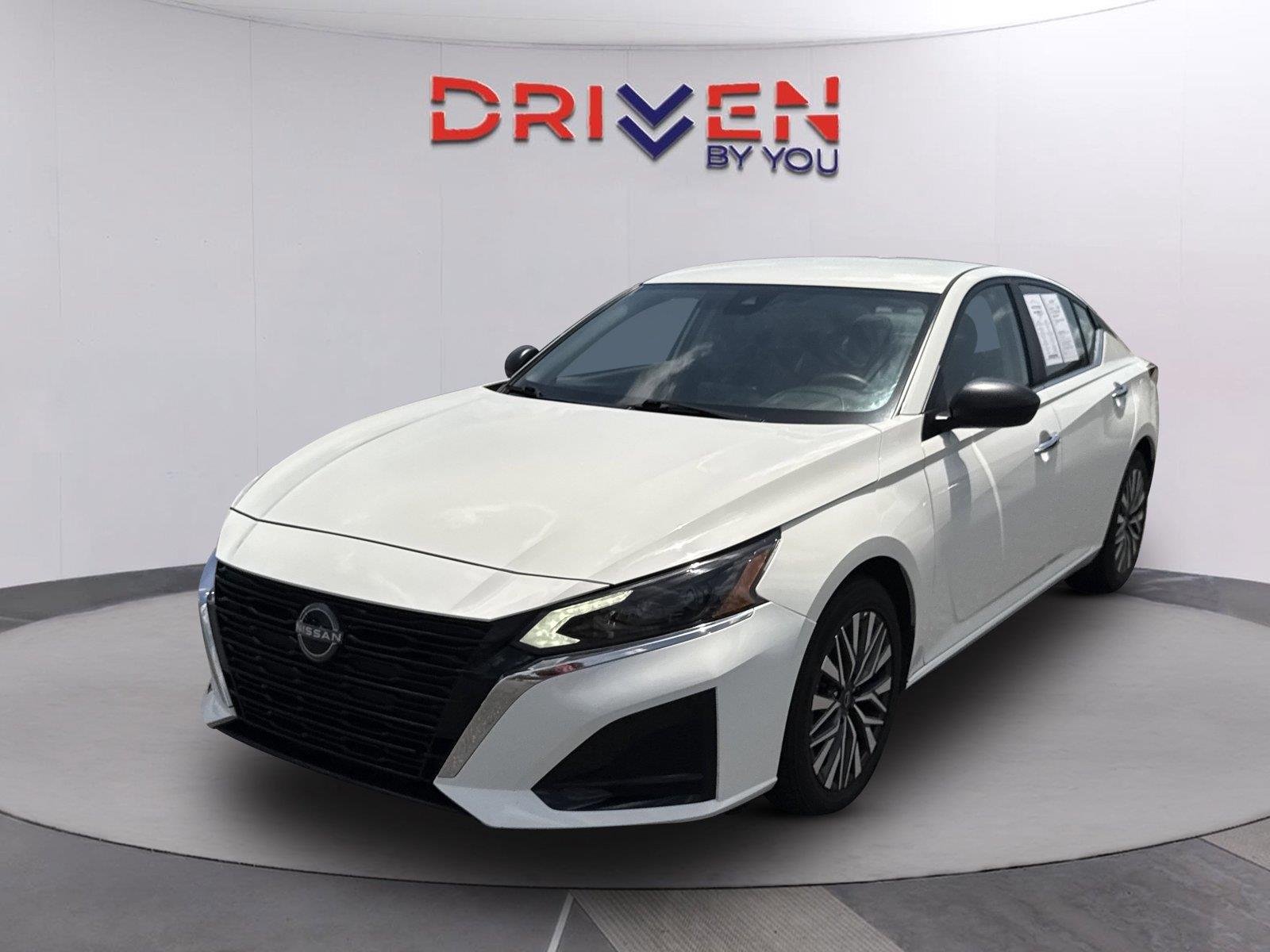 Used 2025 Glacier White Nissan SV image 8