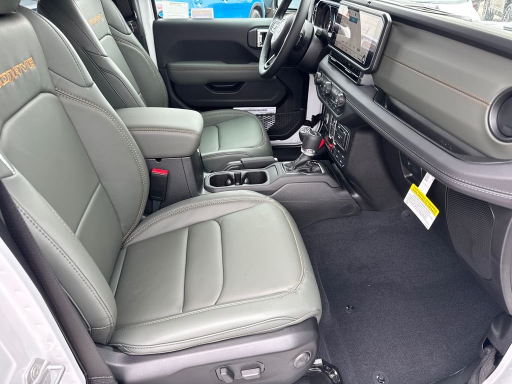 New 2026 Bright White Clear-Coat Exterior Paint Jeep Mojave X image 15