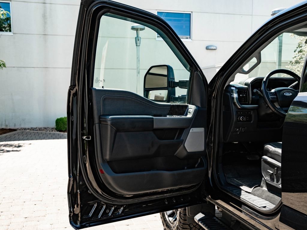 Used 2023 Agate Black Metallic Ford LARIAT image 32