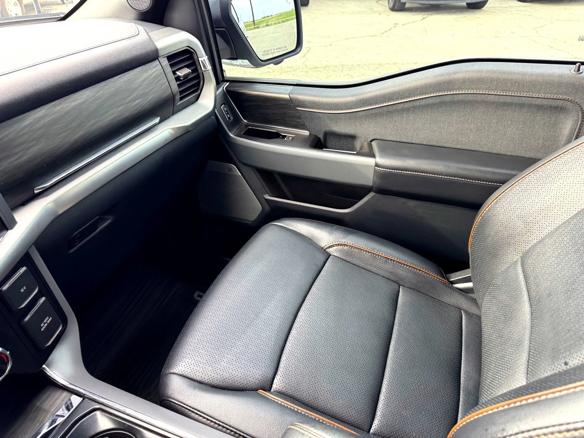Used 2024  Ford Lariat image 26