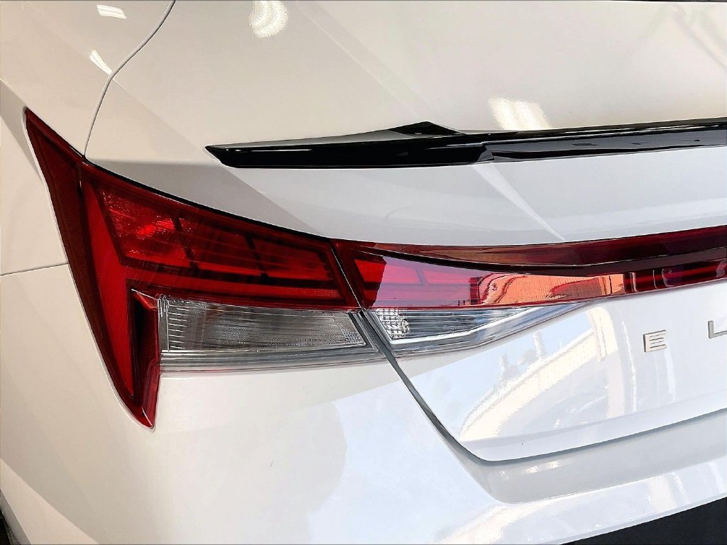 Used 2025 White Hyundai SEL Sport image 32