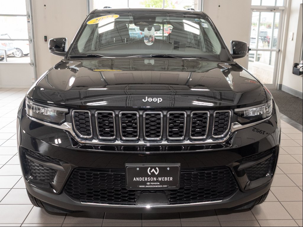 Used 2023 Diamond Black Crystal Pearl Coat Jeep Laredo image 3