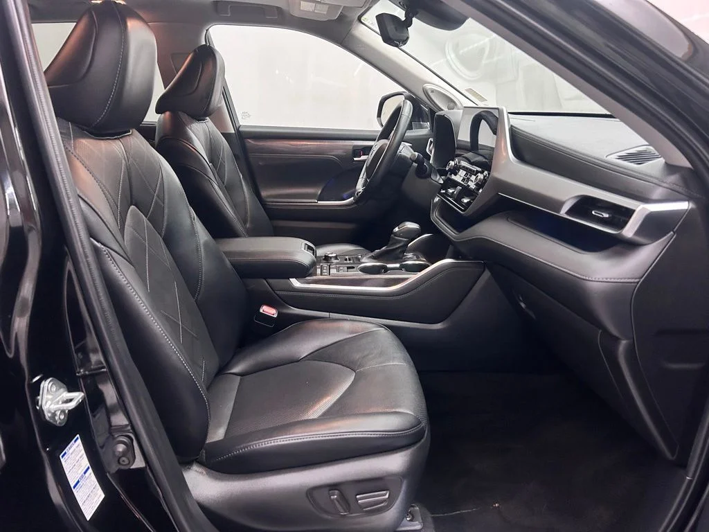 Used 2022 Black Toyota Platinum image 19