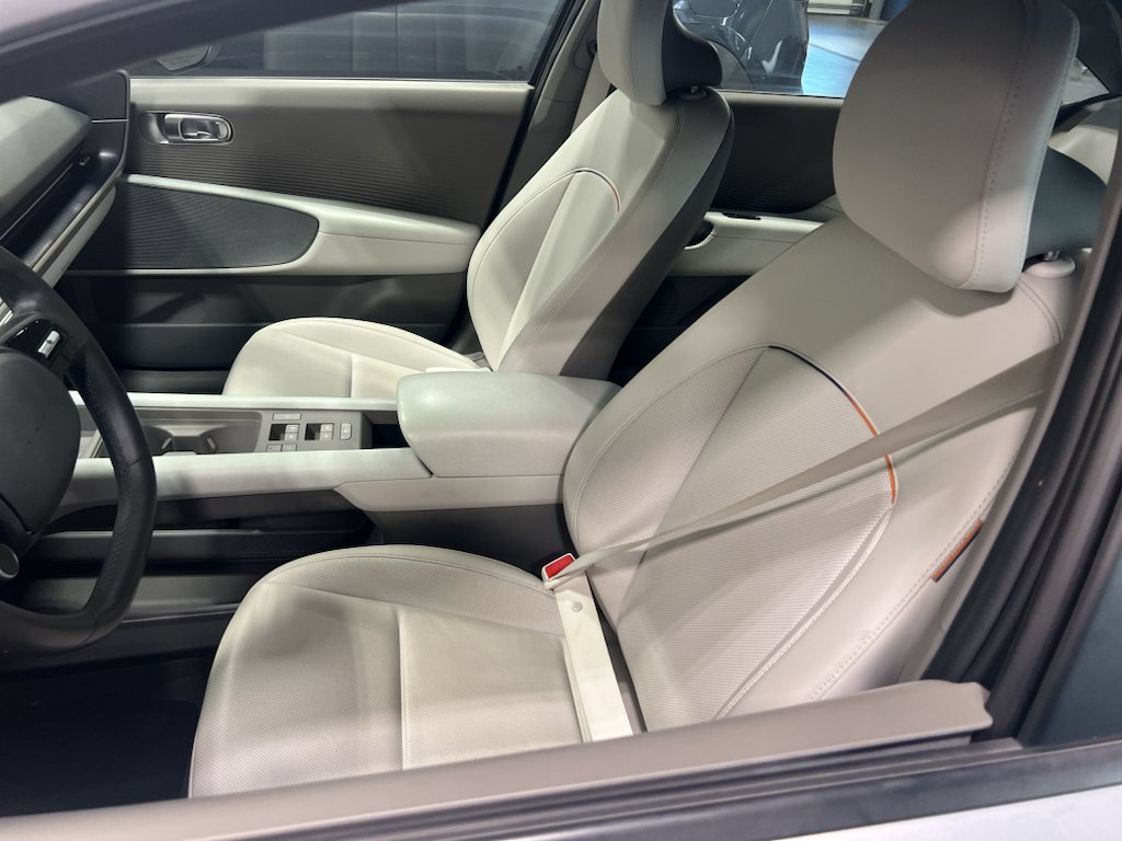 Used 2023 Gravity Gold Matte Hyundai SEL image 5