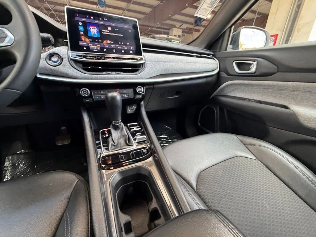 Used 2024 White Jeep Latitude image 15