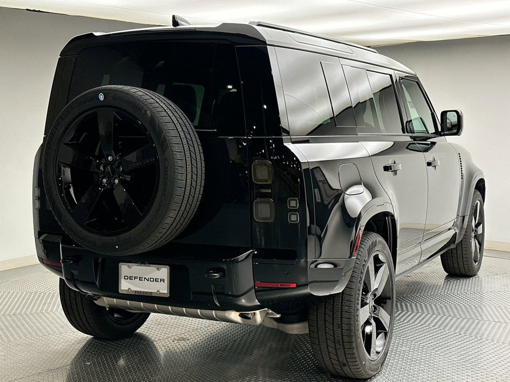 New 2026 Santorini Black Land Rover X-Dynamic SE image 3