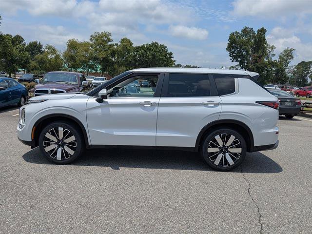 Used 2025 White Diamond Mitsubishi SE image 14