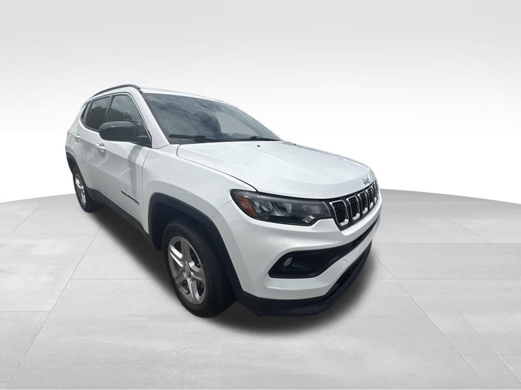 Used 2024 White Jeep Latitude image 10
