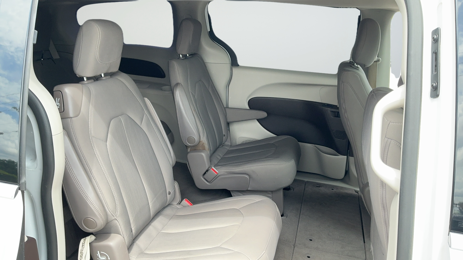Used 2019 White Chrysler LX image 41