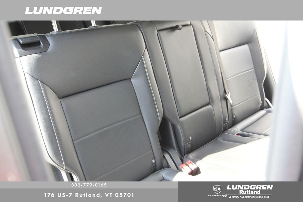 Used 2022 Black Volkswagen 3.6L V6 SE w/Technology image 11