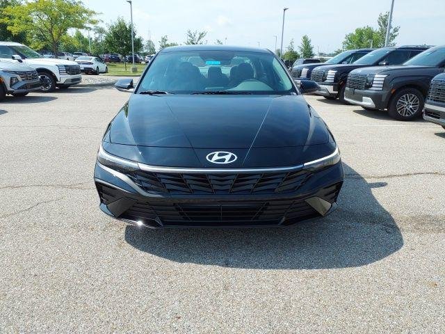 New 2026 Abyss Black Hyundai SE image 3