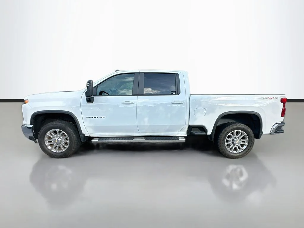 Used 2025 Summit White Chevrolet LT image 8