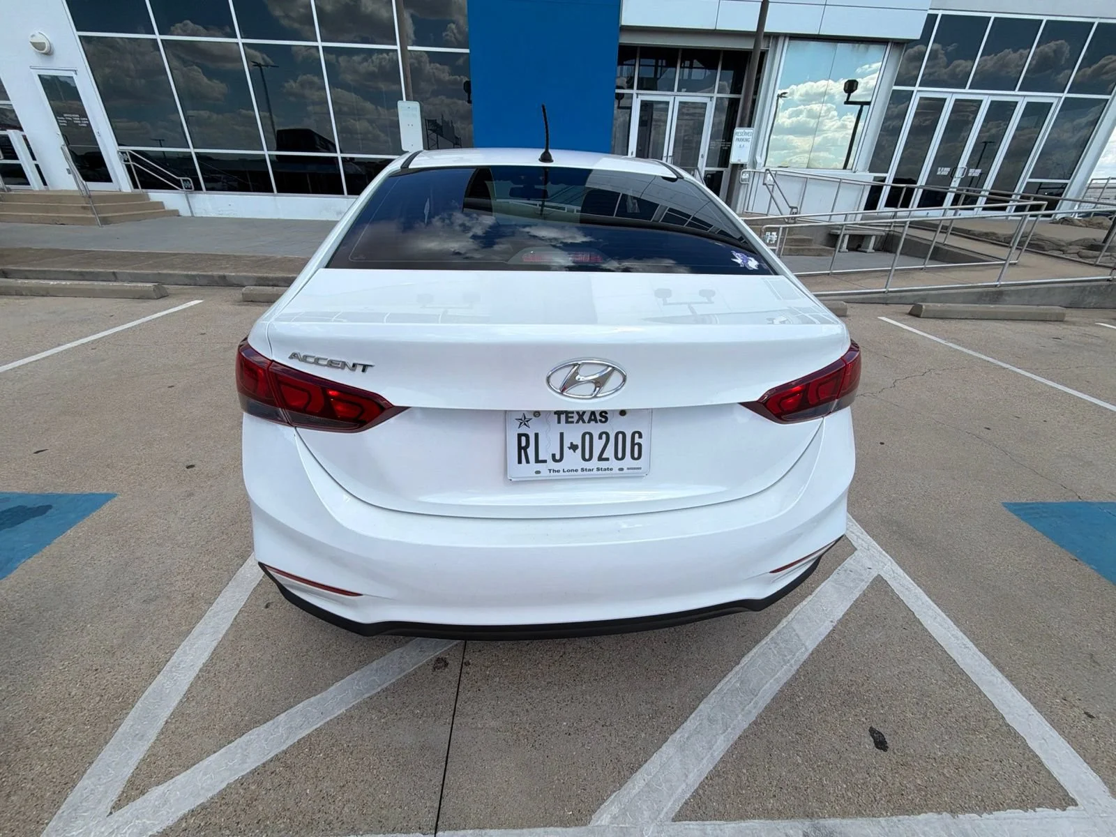 Used 2020 White Hyundai SE image 3