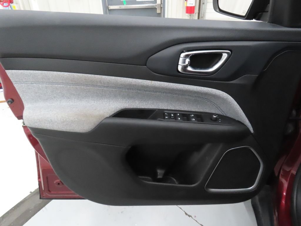 Used 2022 Red Jeep Latitude image 8