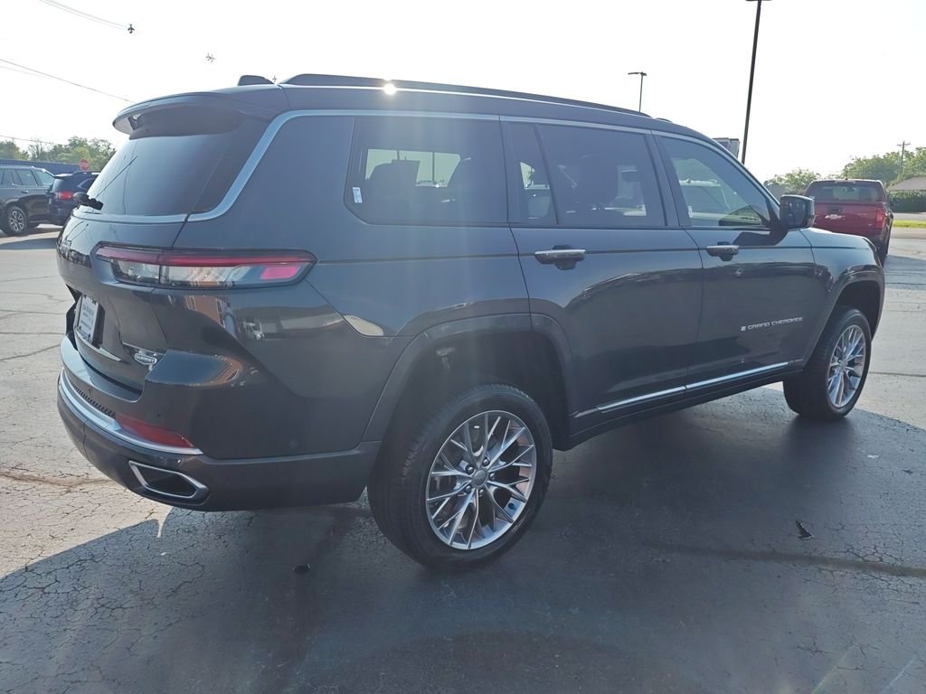 Used 2025 Gray Jeep Summit image 5