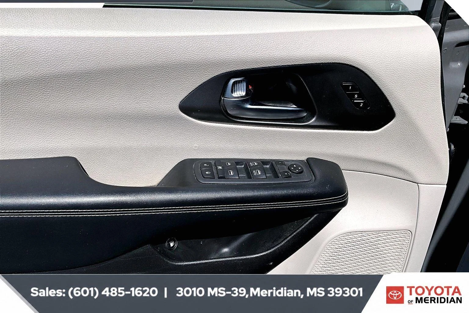 Used 2022 Ceramic Gray Clearcoat Chrysler Hybrid Touring L image 17