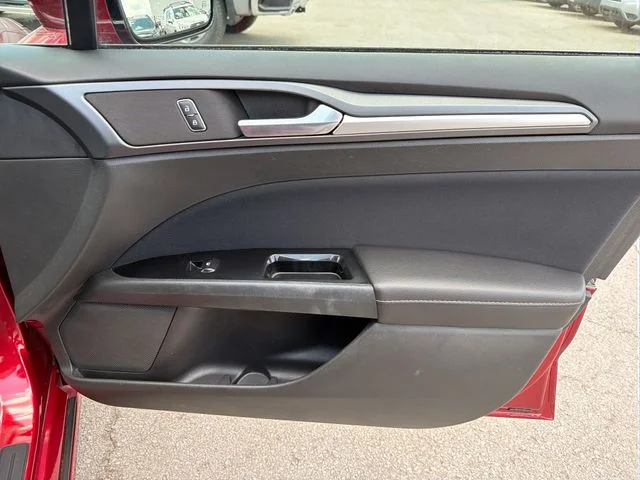 Used 2014 Red Ford SE image 23