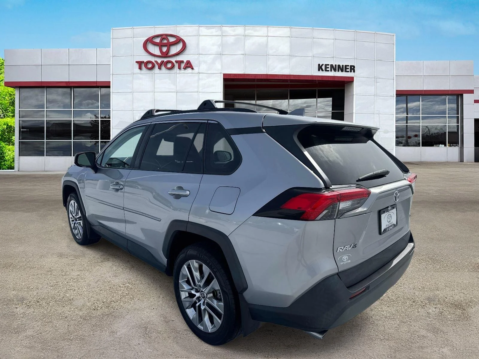 Used 2021 Silver Sky Metallic Toyota XLE Premium image 4