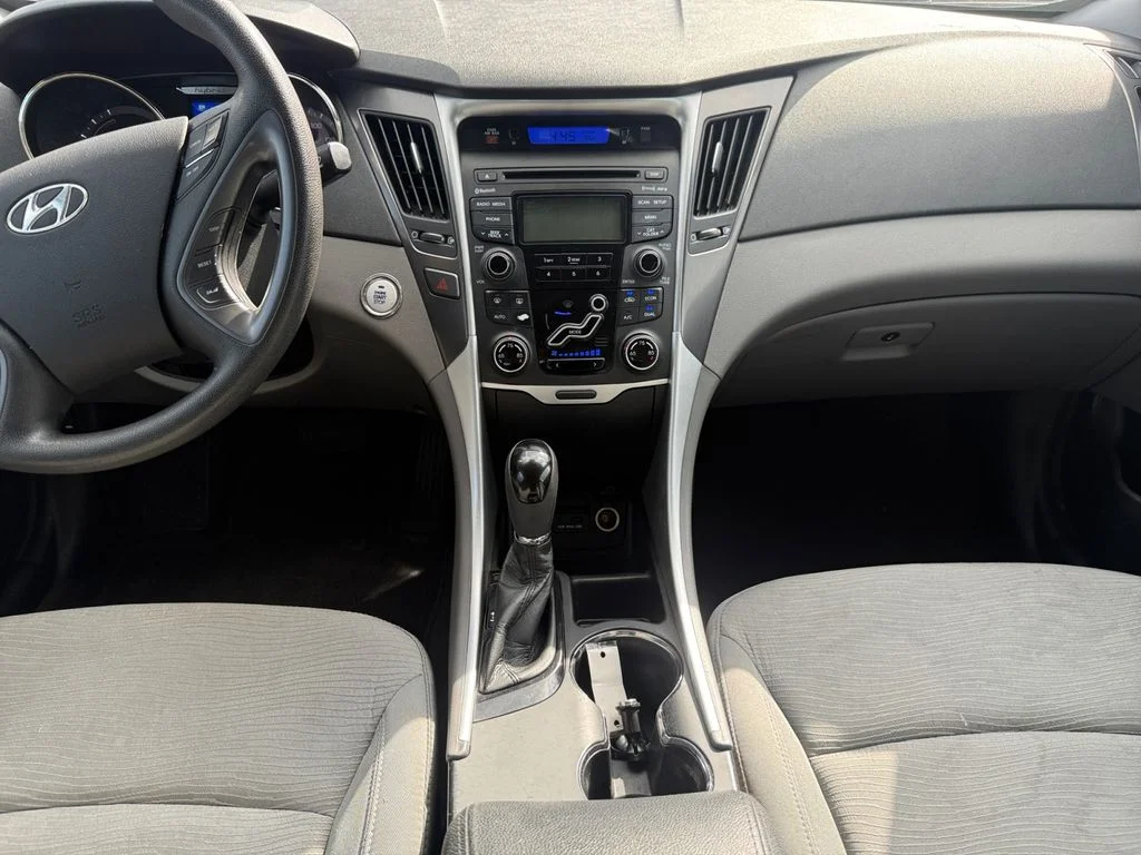 Used 2012 Hyper Silver Metallic Hyundai Base image 10