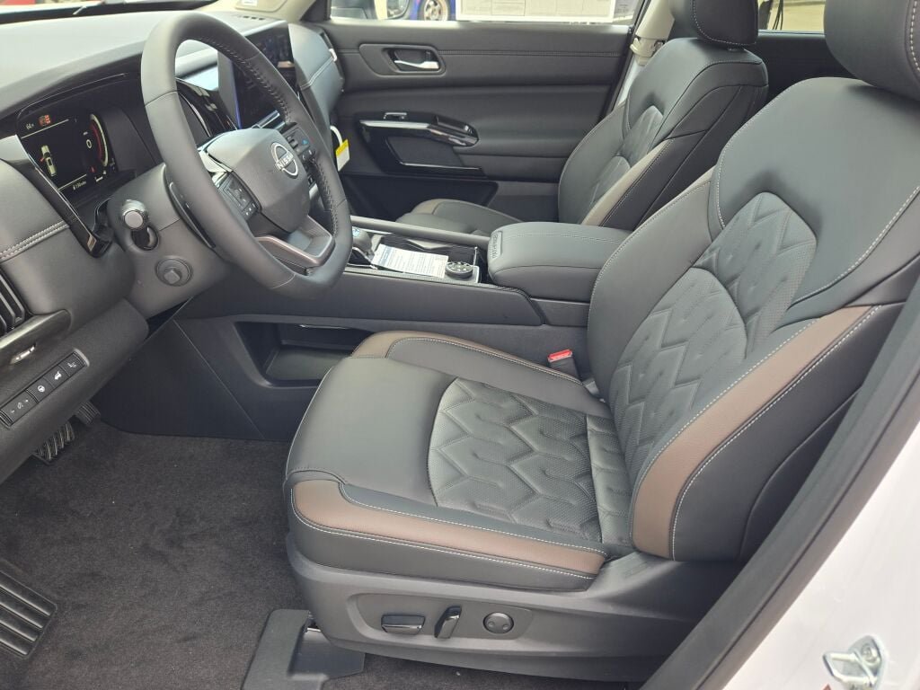 New 2026 Everest White Pearl TriCoat / Super Black Two-tone Nissan Platinum image 20