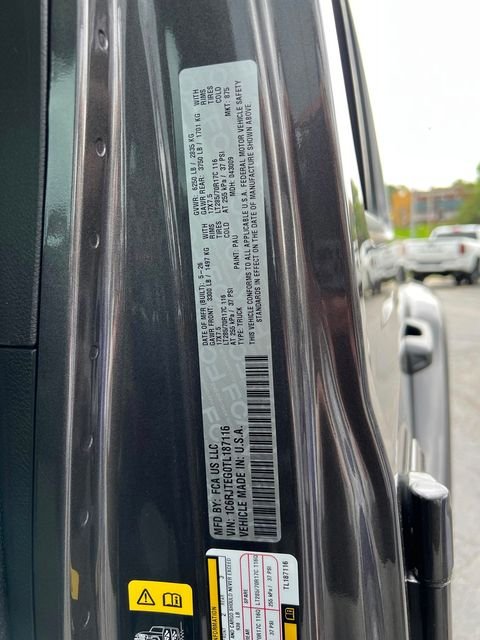New 2026 Granite Crystal Metallic Clear-Coat Exterior Paint Jeep Mojave X image 33