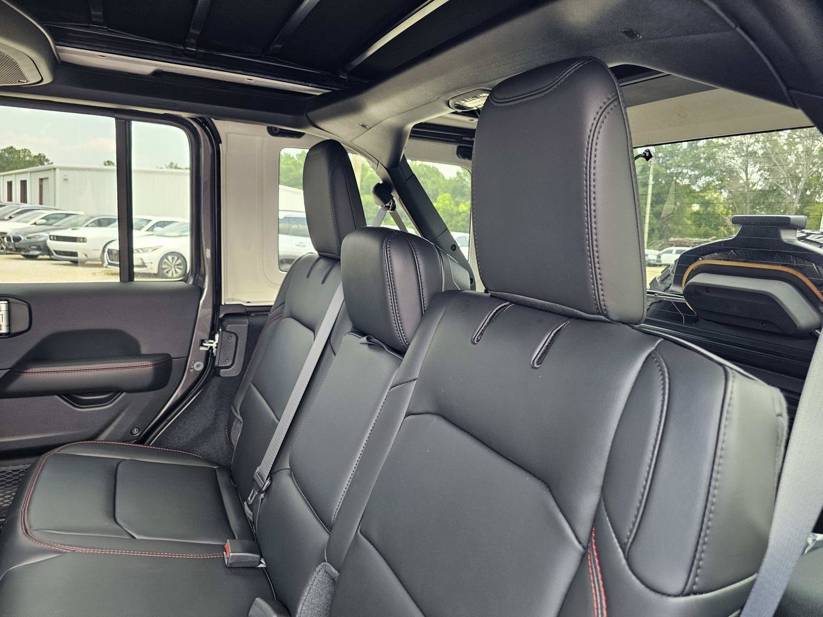 New 2026 Granite Crystal Metallic Clear-Coat Exterior Paint Jeep Rubicon X image 34