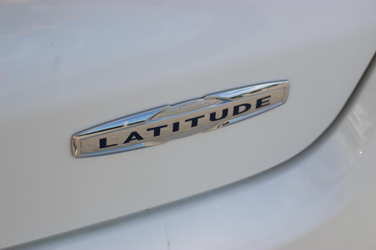 Used 2024 White Jeep Latitude image 10