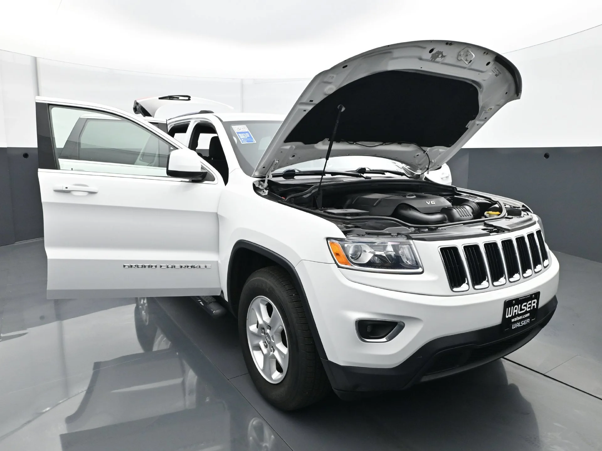 Used 2015 Bright White Clearcoat Jeep Laredo image 37