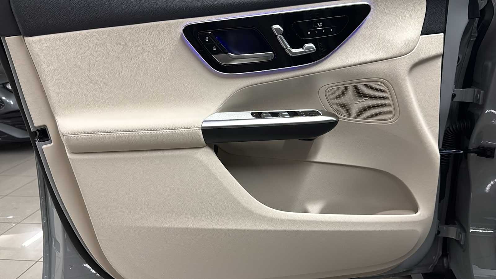 New 2027 MANUFAKTUR Alpine Grey Mercedes-Benz GLC 300 image 14
