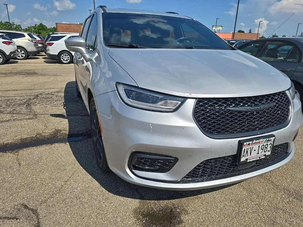 Used 2022 Silver Chrysler Limited image 2