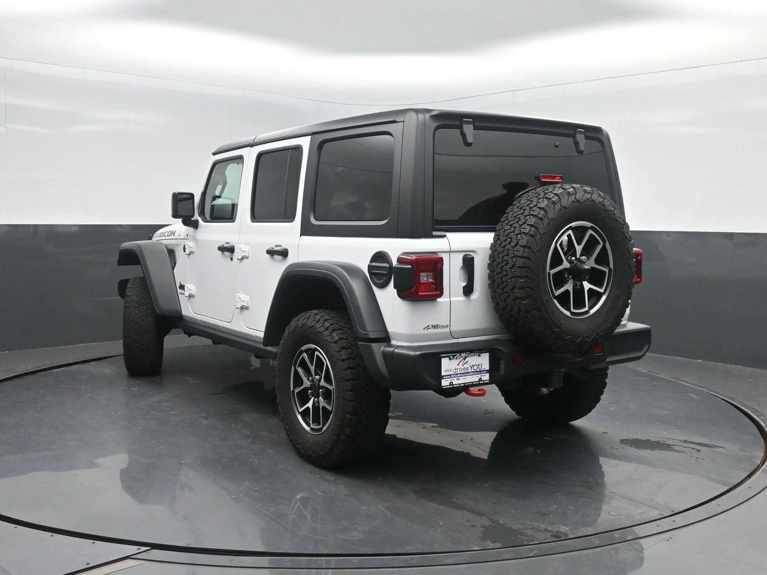 Used 2024 Bright White Jeep Rubicon image 39