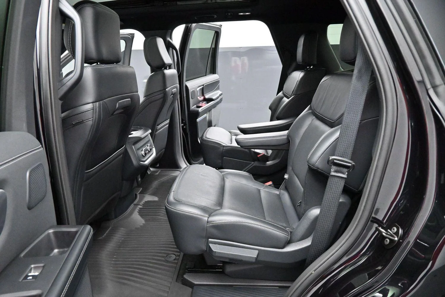 Used 2025 Black Ford Platinum image 40
