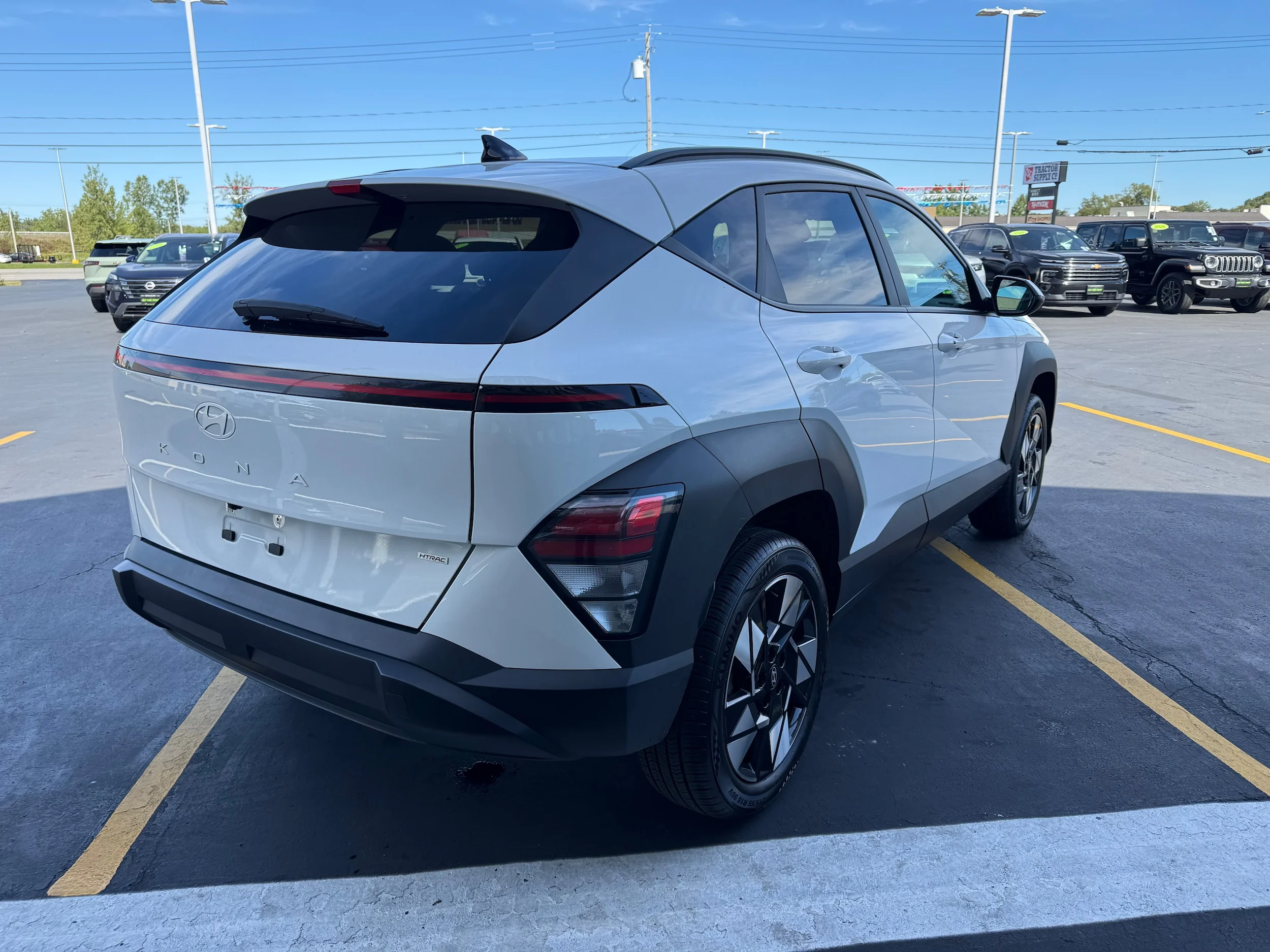 Used 2025 Atlas White Hyundai SEL image 6