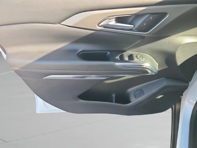 Used 2025 Summit White Chevrolet LT image 20